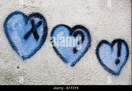 Interessante Graffiti Herzen gefunden auf einer Wand in der Nähe von Shenkin Street-Künstlerviertel in Tel Aviv, Israel. Stockfoto