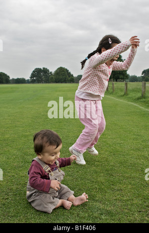 Kinder Spaß im park Stockfoto