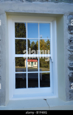 Reflexion der alten Schuppen im Fenster des Skippers Schule Skippers Canyon in der Nähe von Queenstown Central Otago Neuseeland Südinsel Stockfoto