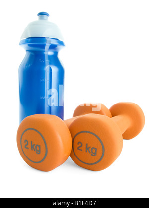 Fitness Hantel und Wasserflasche isoliert auf weißem Hintergrund Stockfoto