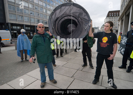 Gluaiseacht tragen Pipeline in ökologischen Protest vor dem Shell HQ gegen County Mayo Corrib Gasprojekt am St. Patricks Day Stockfoto