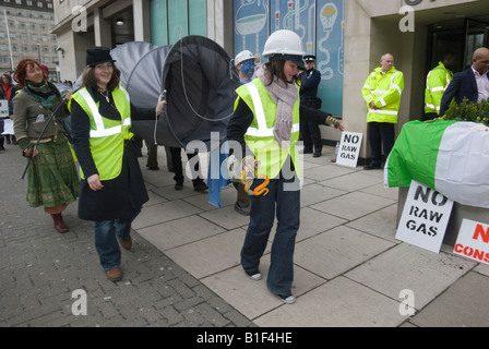 Gluaiseacht Demonstranten tragen Pipeline vorbei Shell HQ aus Protest gegen die Grafschaft Mayo Corrib Gasprojekt am St. Patricks Day. Stockfoto