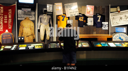 Ein Mann blickt auf eine Anzeige in der Pro Football Hall Of Fame in Canton, OH Stockfoto