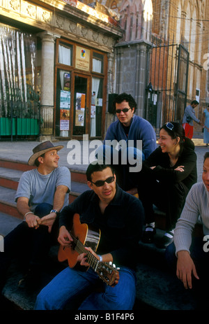 Mexikanische Volk, mexikanische Mann, Musiker, Gitarrist, Gitarre, Gitarre spielen, Freunde, San Miguel de Allende, Guanajuato, Mexiko Stockfoto