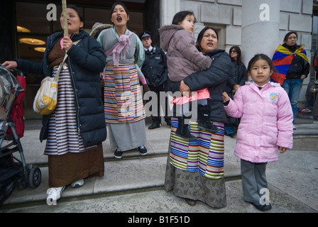 Tibetische Frauen und Kinder in der Nachtwache bei chinesischen Botschaft protestiert Portland Place, London nach Chinesisch Lhasa zu vernichten. Stockfoto