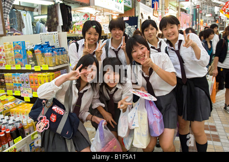 Gruppe junger Mädchen shoppen Makishi Markt Kokusai-Dōri, Naha, Okinawa-Japan Stockfoto