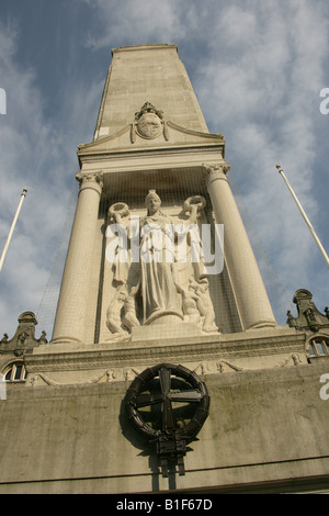 Stadt von Preston, England. Giles Gilbert Scott entworfen Kenotaph Denkmal befindet sich am Marktplatz von Preston. Stockfoto