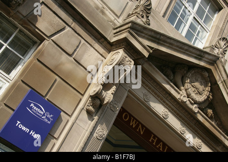 Stadt von Preston, England. Abgewinkelt, nah, Blick auf den Haupteingang zu Preston Rathaus und Stadtrat auf Lancaster Straße. Stockfoto