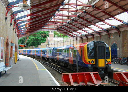 South West Train in der Station, Windsor und Eton Riverside Bahnhof, Windsor, Berkshire, England, Vereinigtes Königreich Stockfoto