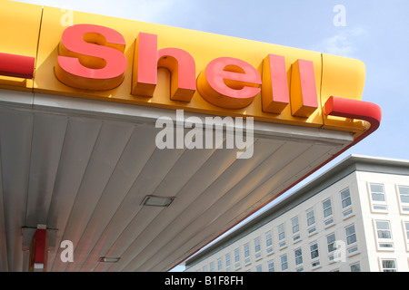 Shell-Tankstelle in Leamington Spa, Warwickshire, England, UK Stockfoto