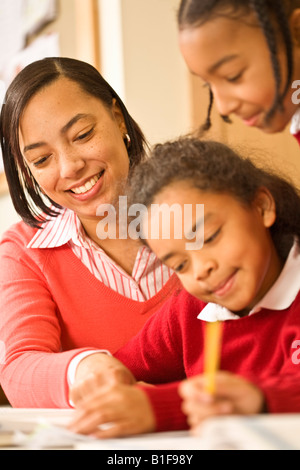 Afrikanische weibliche Lehrer helfen Schüler Stockfoto