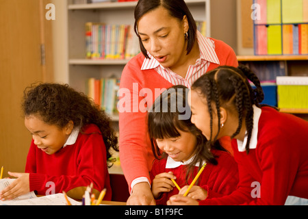 Afrikanische Lehrerin helfen Studenten Stockfoto