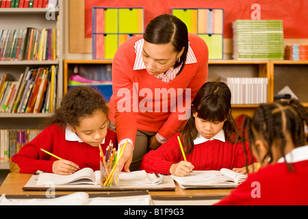 Afrikanische weibliche Lehrer helfen Schüler Stockfoto
