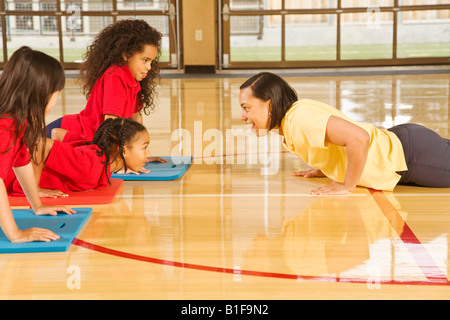 Afrikanische Frauen Gym-Lehrer Yoga-Unterricht mit multi-ethnischen Studenten Stockfoto