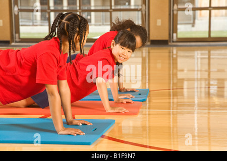 Multi-ethnischen Mädchen praktizieren yoga Stockfoto