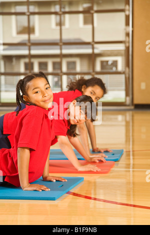 Multi-ethnischen Mädchen praktizieren yoga Stockfoto