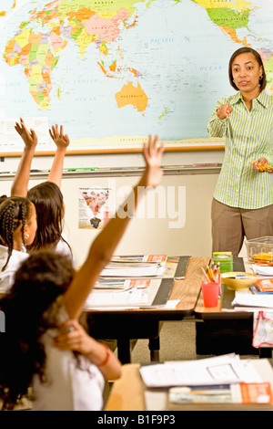 Afrikanische Lehrerin fordert Schüler Stockfoto