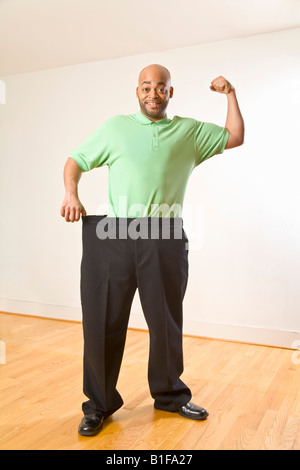 Afrikanischer Mann streckte Bund große Hose Stockfoto