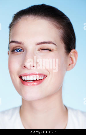 Porträt der jungen Frau winking Stockfoto