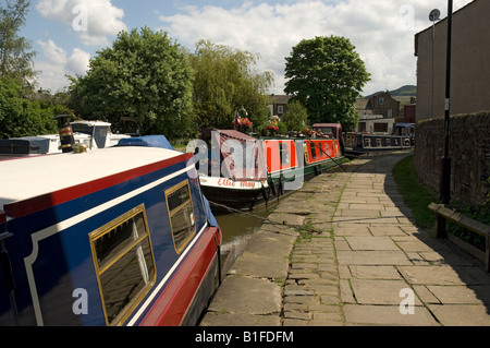 Lastkähne Schmalboote Schmalboote, die auf dem Leeds Liverpool Canal Skipton Yorkshire Dales North Yorkshire England Vereinigtes Königreich GB Großbritannien festgemacht sind Stockfoto