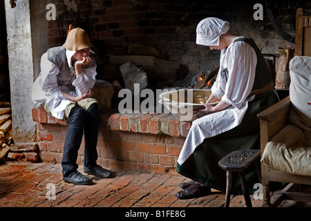 Küchenpersonal, die Zubereitung von Speisen tagsüber eine Tudor Reenactment an Kentwell Hall in England Stockfoto