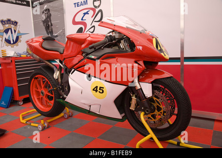 Die STP Superbike MV Agusta von Chris Burns im Fahrerlager in Thruxton, Hampshire, England. Stockfoto