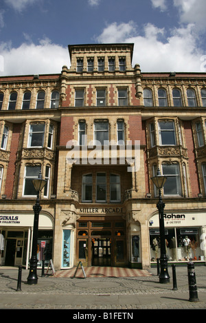 Stadt von Preston, England. Die Eingangsfassade Fishergate im viktorianischen Stil Miller Arcade bedeckt Einkaufszone. Stockfoto