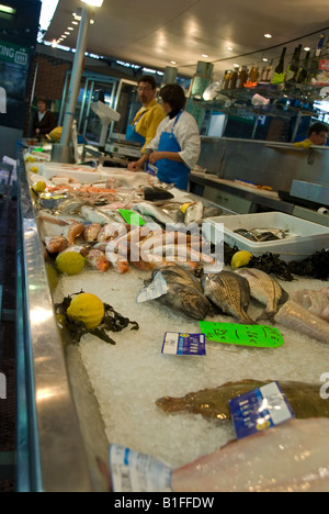 Stock Foto von einem Fisch stand auf dem Markt im Les Halles Central in Limoges, Frankreich Stockfoto
