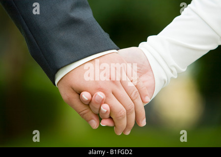 frisch verheiratetes Paar Hand in Hand Stockfoto