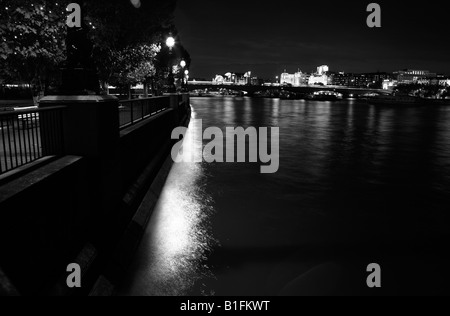 Nächtlichen Blick auf die Themse, Waterloo Bridge, South Bank, London Stockfoto