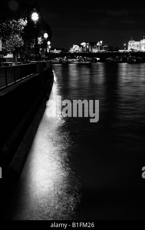 Nächtlichen Blick auf die Themse, Waterloo Bridge, South Bank, London Stockfoto