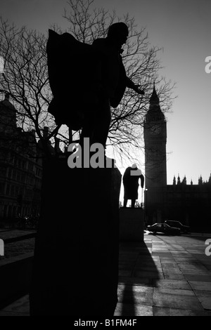 Statuen von David Lloyd George und Winston Churchill vor Big Ben am Parliament Square, Westminster, London Stockfoto