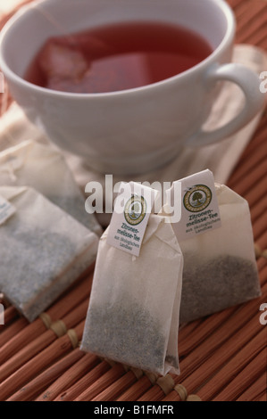 Teebeutel und Tasse Tee Stockfoto