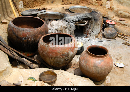 Leere Keramik Töpfe neben dem Kamin, Tiebele, Burkina Faso Stockfoto