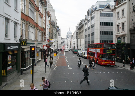 Blick auf St. Pauls Kathedrale von Fleet Street, London Stockfoto