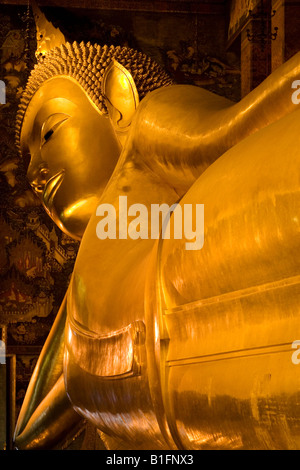 Der liegende goldene Buddha-Statue im Wat Pho Tempel von Bangkok, Thailand. Stockfoto