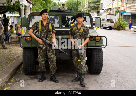 Thailändische Soldaten auf den Straßen von Bangkok, Thailand, im Zuge der Militärputsch vom September 2006 bewaffnet. Stockfoto