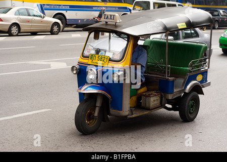 Ein Tuk-Tuk in Bangkok, Thailand. Tuk-Tuks oder Rikschas sind eine kostengünstige Methode der Fortbewegung in der Stadt. Stockfoto