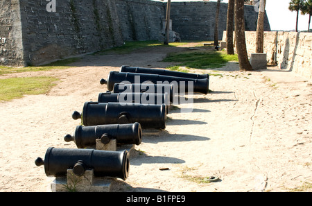 Reihe von schwarzen Kanonen im Castillo San Marco in St. Augustine, Florida Stockfoto