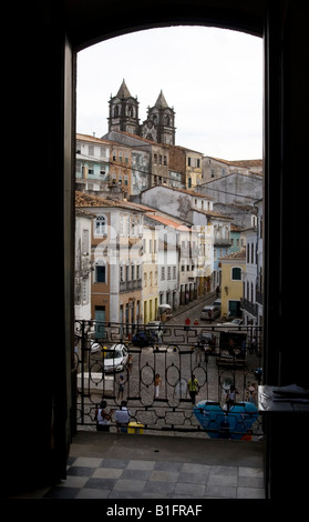 Kolonialbauten unten von largo de Pelourinho Stockfoto