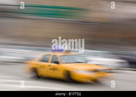 Verschwommen gelbes Taxi in New York USA 7. April 2008 Stockfoto