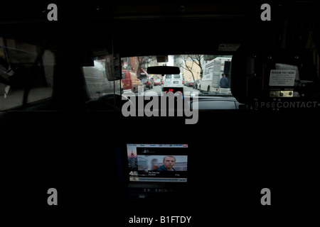 TV-Bildschirm in einem Taxi in New York USA 7. April 2008 Stockfoto