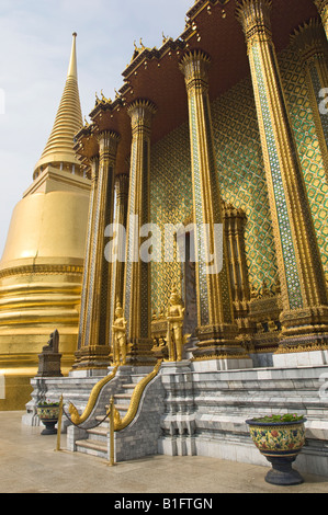 Seitenansicht des Royal Pantheon und Phra Sri Rattana Chedi, Wat Phra Kaeo, Bangkok Thailand Stockfoto