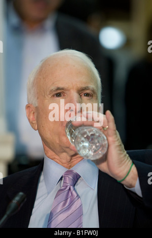 Der republikanische Präsidentschaftskandidat und US-Senator John McCain nimmt an einer Veranstaltung in New York City, USA, 10. April 2008. Stockfoto