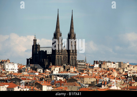 Die gotische Kathedrale von Clermont-Ferrand und Stadtbild Skyline, Auvergne, Frankreich Stockfoto