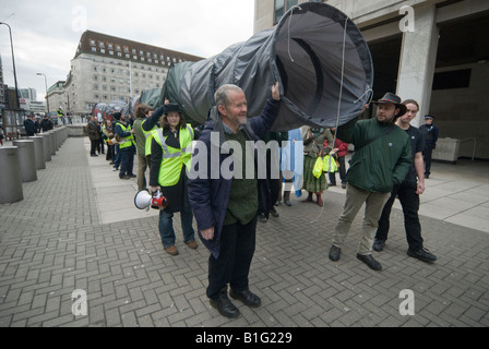 Gluaiseacht-Pipeline in ökologischen Protest vor dem Shell HQ gegen County Mayo Corrib Gasprojekt am St. Patricks Day. Stockfoto