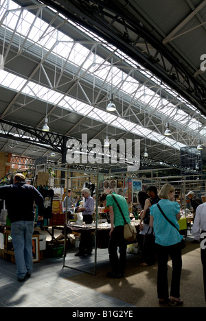 Menschen bei old Spitalfields Market, East London Stockfoto