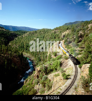 DURANGO & SILVERTON NARROW GAUGE RAILROAD IN ANIMAS CANYON, SAN JUAN NATIONAL FOREST, CO Stockfoto