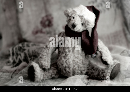 Teddy Teddybär tragen rote Weihnachtsmütze und Schal Stockfoto