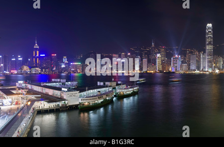 Hong Kong Harbour und die Skyline bei Nacht, von der Ocean Terminal in Kowloon betrachtet. Stockfoto